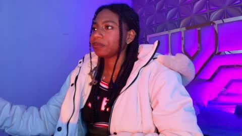 Snapshot of queen_perla_ chatting on 04/19/26, 12:15 online show from 04/19/26, 12:15