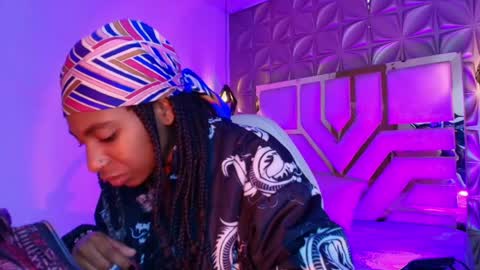 Snapshot of queen_perla_ chatting on 04/23/26, 12:15 online show from 04/23/26, 12:15