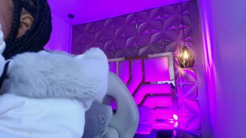 Snapshot of queen_perla_ chatting on 04/26/26, 01:31 online show from 04/26/26, 01:31