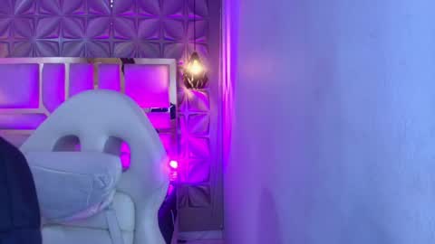 Snapshot of queen_perla_ chatting on 04/30/26, 12:00 online show from 04/30/26, 12:00