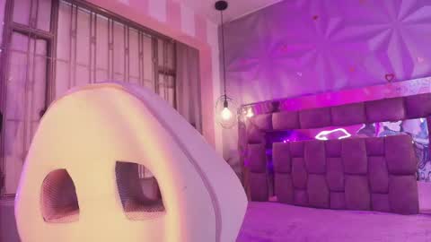 Snapshot of queen_perla_ chatting on 05/11/26, 12:11 online show from 05/11/26, 12:11