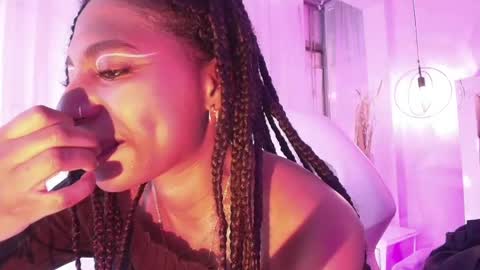Snapshot of queen_perla_ chatting on 06/03/26, 02:33 online show from 06/03/26, 02:33