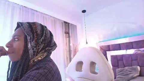Snapshot of queen_perla_ chatting on 06/10/26, 12:04 online show from 06/10/26, 12:04