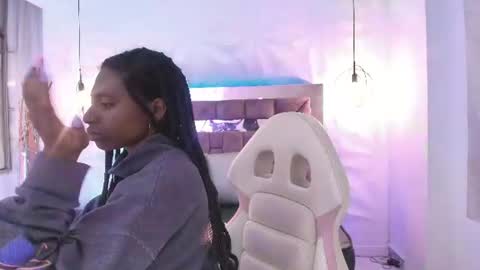 Snapshot of queen_perla_ chatting on 06/12/26, 12:04 online show from 06/12/26, 12:04