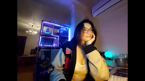 Snapshot of queen_tomyris chatting on 09/21/25, 12:12 Tomyris online show from 09/21/25, 12:12