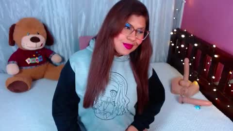 Snapshot of queenamazon_ chatting on 09/15/25, 05:29 Queenamazon  online show from 09/15/25, 05:29