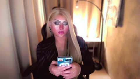 Snapshot of queenarthalia chatting on 12/10/24, 01:55 ARTHA online show from 12/10/24, 01:55