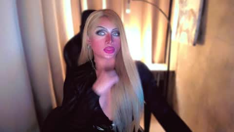 Snapshot of queenarthalia chatting on 12/15/24, 05:42 ARTHA online show from 12/15/24, 05:42