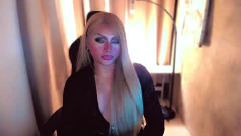 Snapshot of queenarthalia chatting on 12/15/24, 08:47 ARTHA online show from 12/15/24, 08:47