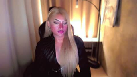 Snapshot of queenarthalia chatting on 12/17/24, 07:15 ARTHA online show from 12/17/24, 07:15