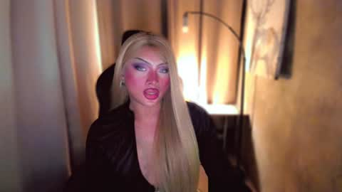 Snapshot of queenarthalia chatting on 12/19/24, 05:18 ARTHA online show from 12/19/24, 05:18