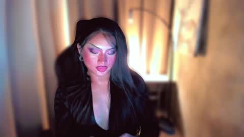 Snapshot of queenarthalia chatting on 12/19/24, 08:34 ARTHA online show from 12/19/24, 08:34