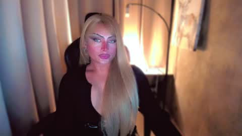 Snapshot of queenarthalia chatting on 01/04/25, 07:44 ARTHA online show from 01/04/25, 07:44