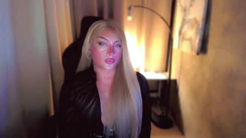 Snapshot of queenarthalia chatting on 01/07/25, 08:42 ARTHA online show from 01/07/25, 08:42