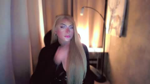 Snapshot of queenarthalia chatting on 01/23/25, 07:18 ARTHA online show from 01/23/25, 07:18