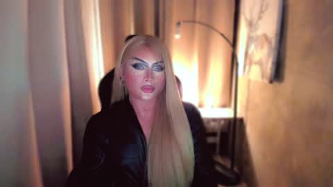 Snapshot of queenarthalia chatting on 01/29/25, 10:11 ARTHA online show from 01/29/25, 10:11