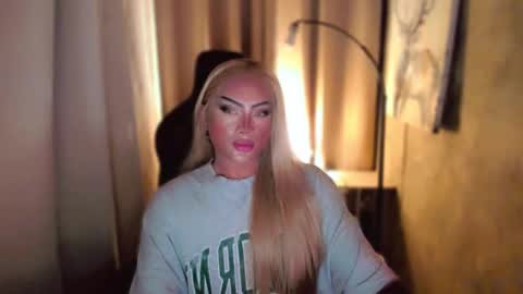 Snapshot of queenarthalia chatting on 02/18/25, 09:42 ARTHA online show from 02/18/25, 09:42