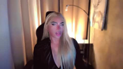 Snapshot of queenarthalia chatting on 02/22/25, 06:52 ARTHA online show from 02/22/25, 06:52