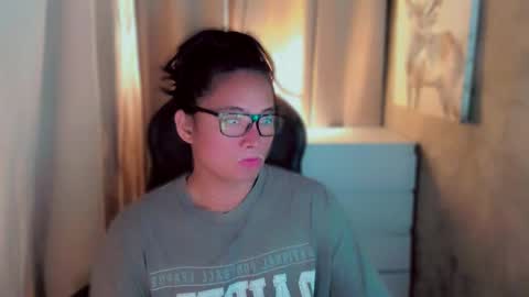 Snapshot of queenarthalia chatting on 10/21/25, 03:02 ARTHA online show from 10/21/25, 03:02