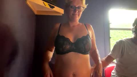 Snapshot of queenbeeangel chatting on 05/20/26, 01:50 Angel online show from 05/20/26, 01:50