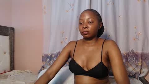 Snapshot of queenchloe1 chatting on 06/01/26, 05:36 queenchloe1 online show from 06/01/26, 05:36