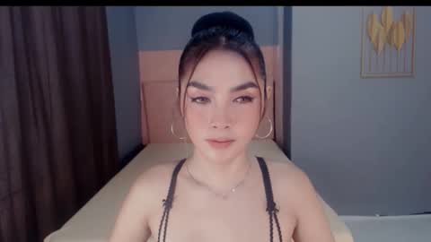 Snapshot of queenemeraldts chatting on 11/18/25, 01:33 queenemeraldts online show from 11/18/25, 01:33