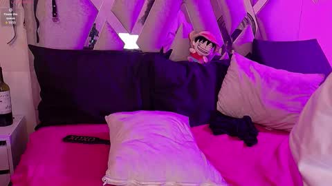 Snapshot of queenjenn__ chatting on 01/17/26, 05:23 QUEENJEENN online show from 01/17/26, 05:23