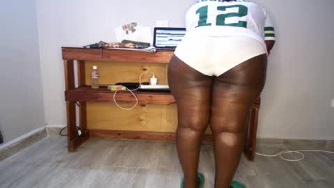 Snapshot of queenkiah chatting on 10/29/25, 08:16 Nina online show from 10/29/25, 08:16