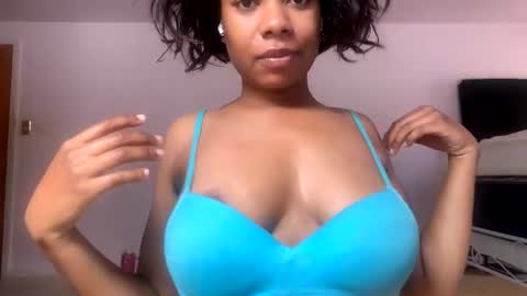 Snapshot of queenkourt chatting on 10/24/25, 05:53 Kourtney online show from 10/24/25, 05:53