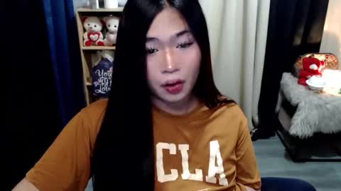 Snapshot of queenofcum169xx chatting on 11/25/25, 06:52 Mikka online show from 11/25/25, 06:52