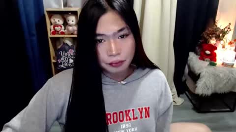 Snapshot of queenofcum169xx chatting on 11/27/25, 05:26 Mikka online show from 11/27/25, 05:26