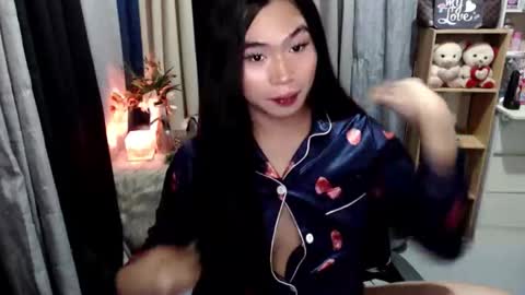 Snapshot of queenofcum169xx chatting on 05/14/26, 05:20 Mikka online show from 05/14/26, 05:20