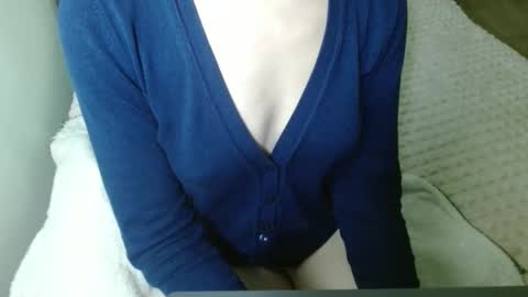 Snapshot of queenoftenderness chatting on 02/15/26, 08:27 queenoftenderness online show from 02/15/26, 08:27