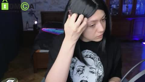 Snapshot of queenofwandss chatting on 12/18/25, 09:37 follow my new insta online show from 12/18/25, 09:37