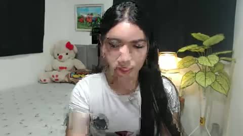 Snapshot of queenpinay69 chatting on 10/15/25, 01:33 QueenPinay69 online show from 10/15/25, 01:33