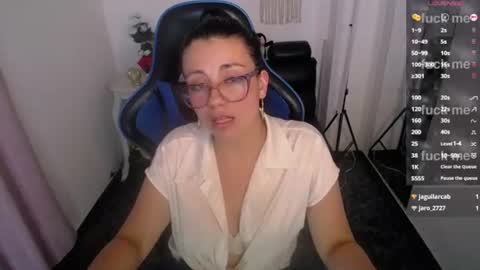 Snapshot of queenrose94 chatting on 06/11/26, 02:53 queenrose94 online show from 06/11/26, 02:53