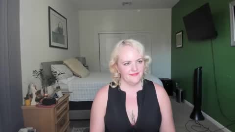 Snapshot of queenroselyn chatting on 11/07/25, 11:27 queenroselyn online show from 11/07/25, 11:27