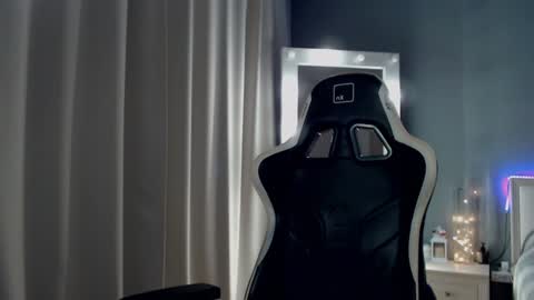 Snapshot of queensy_sins_x chatting on 12/06/24, 06:06 Queensy online show from 12/06/24, 06:06