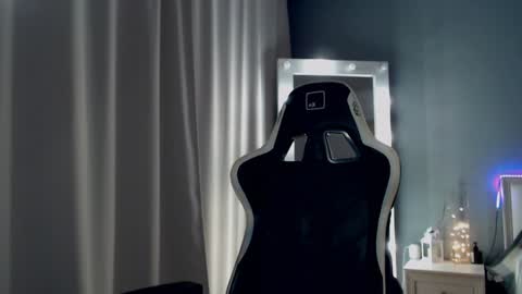 Snapshot of queensy_sins_x chatting on 12/12/24, 03:27 Queensy online show from 12/12/24, 03:27