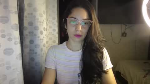 Snapshot of queenvictoria2023 chatting on 01/12/25, 04:00 Paola online show from 01/12/25, 04:00