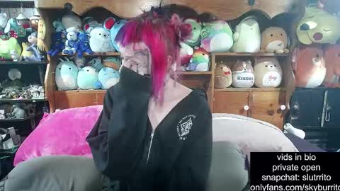 Snapshot of queer_burrito chatting on 10/27/25, 04:49 Sky Burrito online show from 10/27/25, 04:49