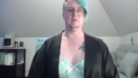 Snapshot of queerlyjaz chatting on 09/30/25, 01:43 queerlyjaz online show from 09/30/25, 01:43