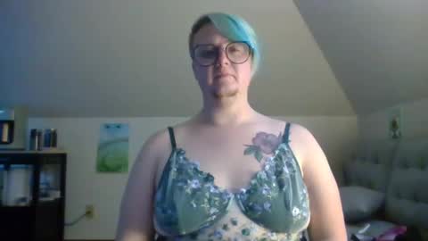 Snapshot of queerlyjaz chatting on 10/08/25, 01:36 queerlyjaz online show from 10/08/25, 01:36