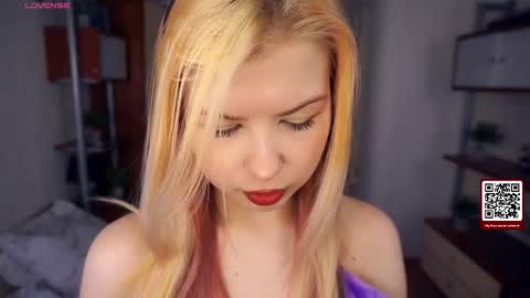 Snapshot of quennabrucker chatting on 11/19/25, 04:23 Tate online show from 11/19/25, 04:23