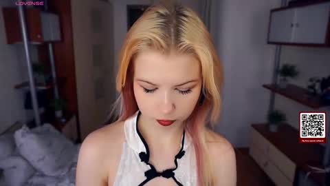 Snapshot of quennabrucker chatting on 11/24/25, 04:23 Tate online show from 11/24/25, 04:23