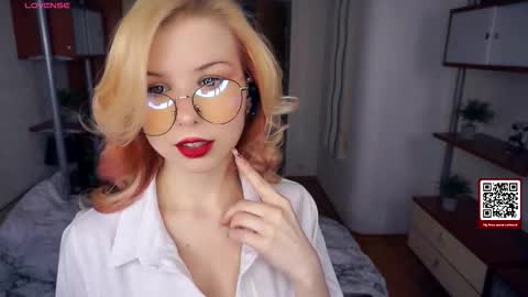 Snapshot of quennabrucker chatting on 11/26/25, 06:36 Tate online show from 11/26/25, 06:36