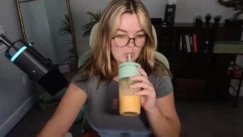 Snapshot of quervoqueen1 chatting on 10/04/25, 02:42 Bri online show from 10/04/25, 02:42