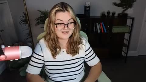 Snapshot of quervoqueen1 chatting on 10/10/25, 01:48 Bri online show from 10/10/25, 01:48