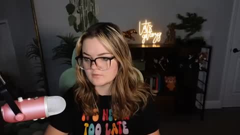 Snapshot of quervoqueen1 chatting on 10/14/25, 01:50 Bri online show from 10/14/25, 01:50