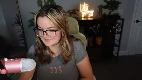 Snapshot of quervoqueen1 chatting on 10/15/25, 02:33 Bri online show from 10/15/25, 02:33